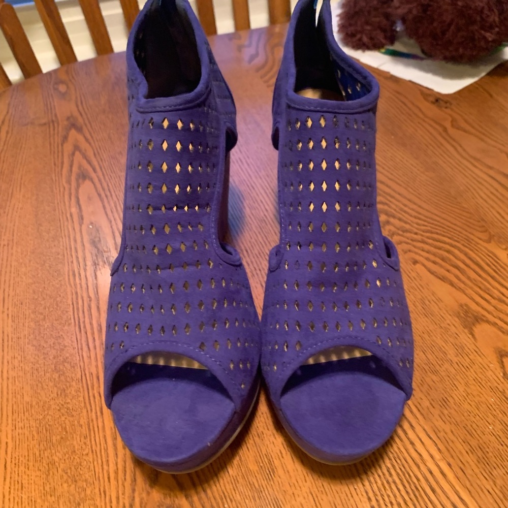Womans open toed wedge shoes